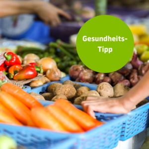 Frisches Gemüse auf einem Marktstand mit dem Hinweis 'Gesundheits-Tipp'. Der Gesundheitstrend 'Terrapy' betont die Bedeutung einer klimafreundlichen und gesunden Ernährung durch regionale, saisonale und biologisch angebaute Lebensmittel.